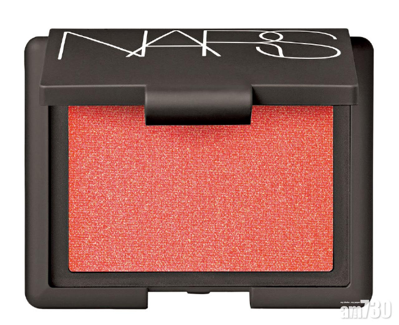 珊瑚色帶金色珠光胭脂 (#ORGASM X) $310 (a)
質感自然無重的細緻粉末配方,可任意加疊塗抹,輕易達致輕柔均勻的胭脂妝效。