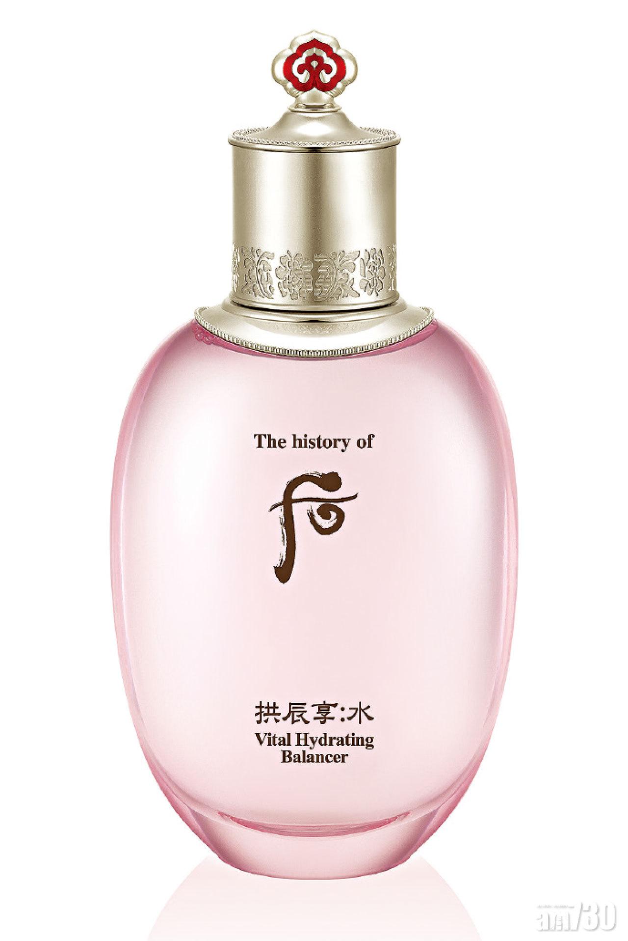 拱辰享水凝保濕水 $360 (b)
配方加入蓮花生氣丹,其強效抗氧化成分,有助肌膚進行抗氧化和淨化作用,幫助延緩肌膚老化,而清爽的質地水,能快速被肌膚吸收,用後清涼水潤卻不黏膩。