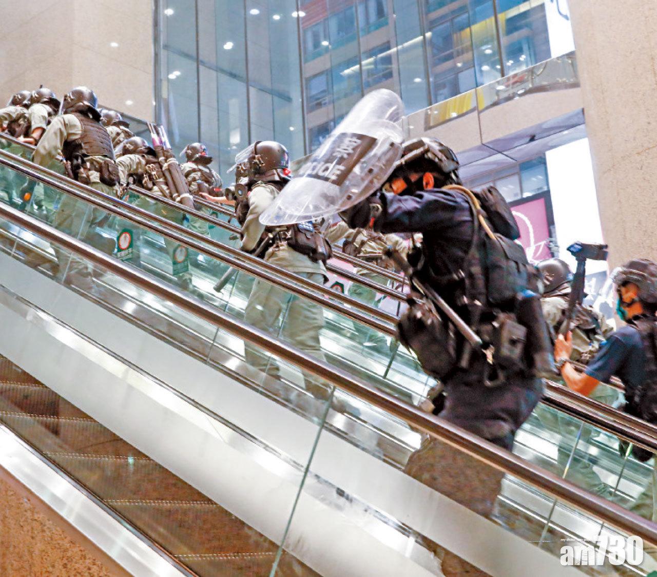 大批防暴警到時代廣場截查。(蘇文傑攝)