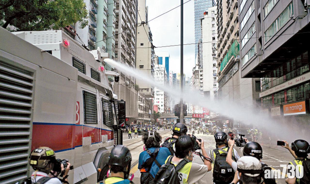 警多次使用水炮車驅散人群。(莊振邦攝)