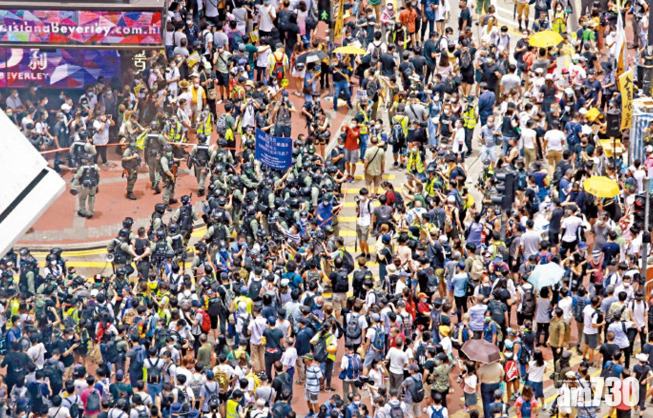 示威者指昨天人數較估計多。(林俊源攝)