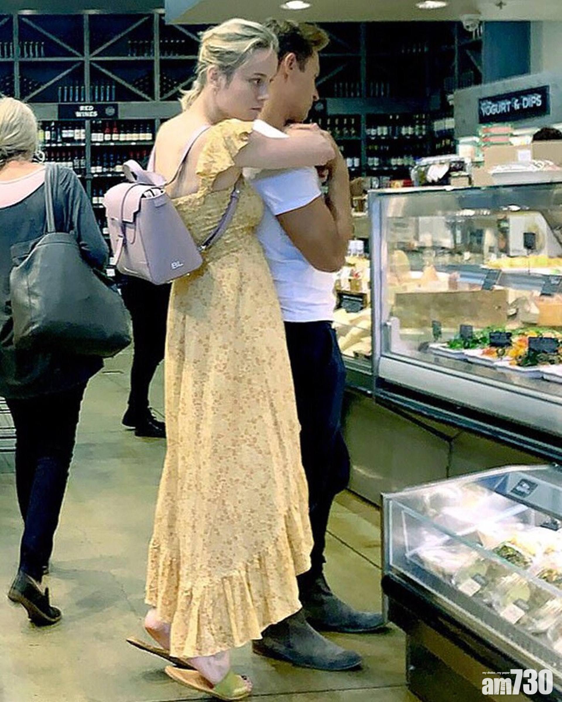 Brie Larson被拍到揹著Maestra手袋拍拖。