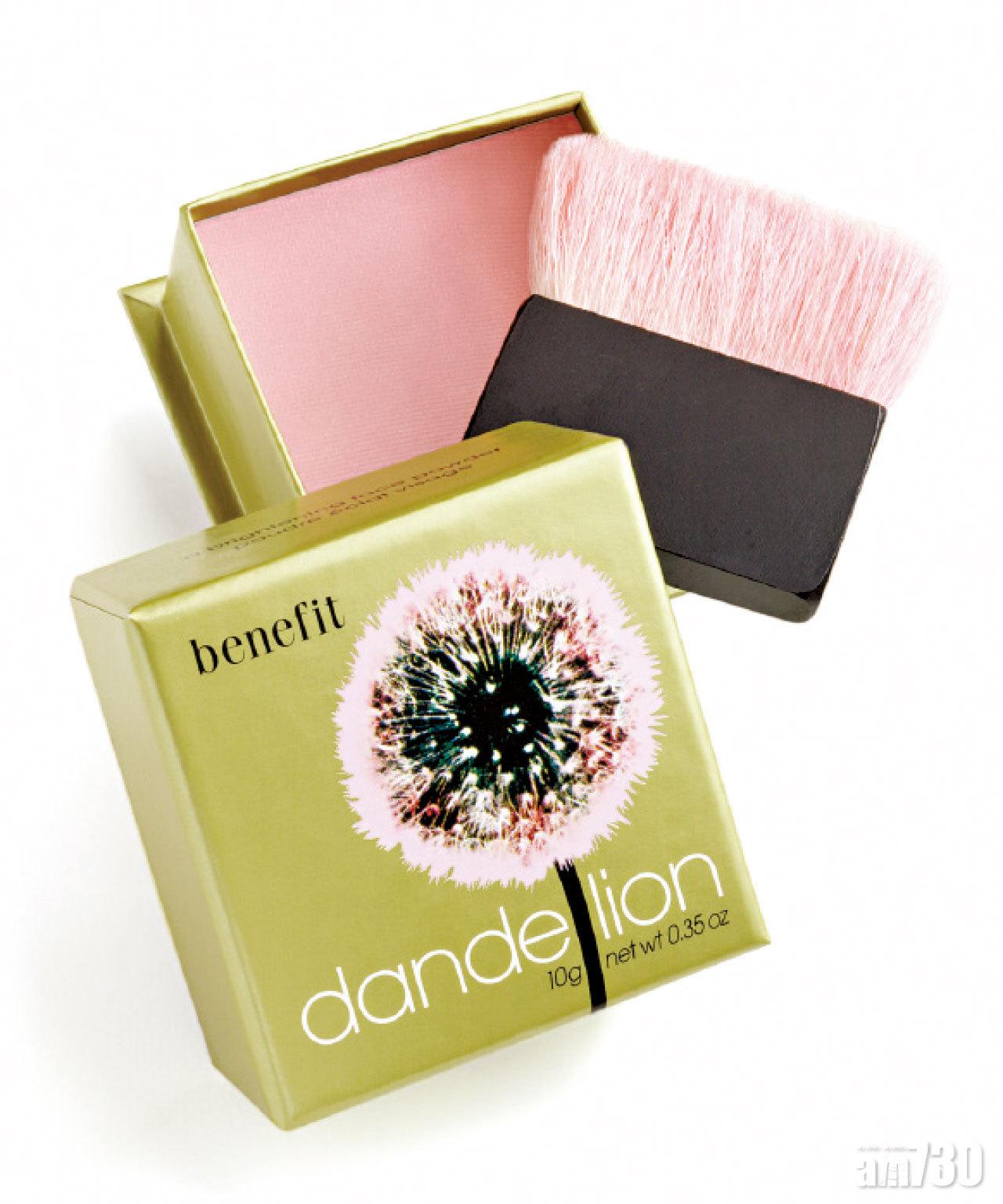 Dandelion蒲公英胭脂蜜粉 $270 (a)
透薄粉紅的胭脂蜜粉,能塑造甜美紅潤的雙頰,令暗啞膚色重現光澤。產品可用作胭脂外,亦可用作妝蜜粉於全臉掃上,展現自然光感好氣息。