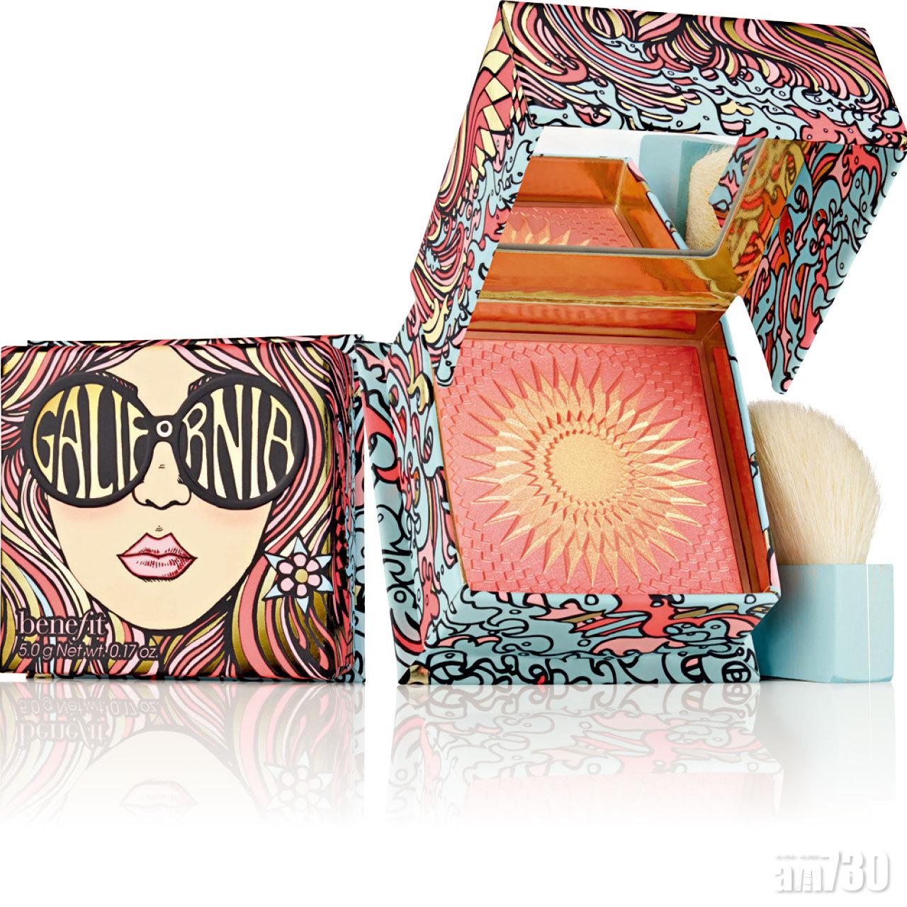 GALifornia陽光女孩蜜粉 $270 (a)
充滿陽光氣息的金粉色胭脂,低調的金粉光芒,配合特製的圓頭胭脂掃,既可作胭脂,亦可作光影使用。