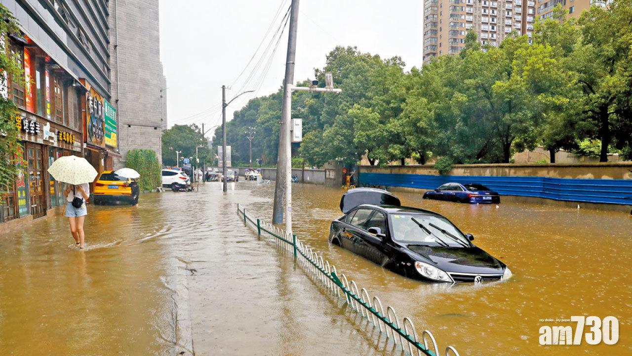內地暴雨持續,對經濟是無情大打擊。(資料圖片)