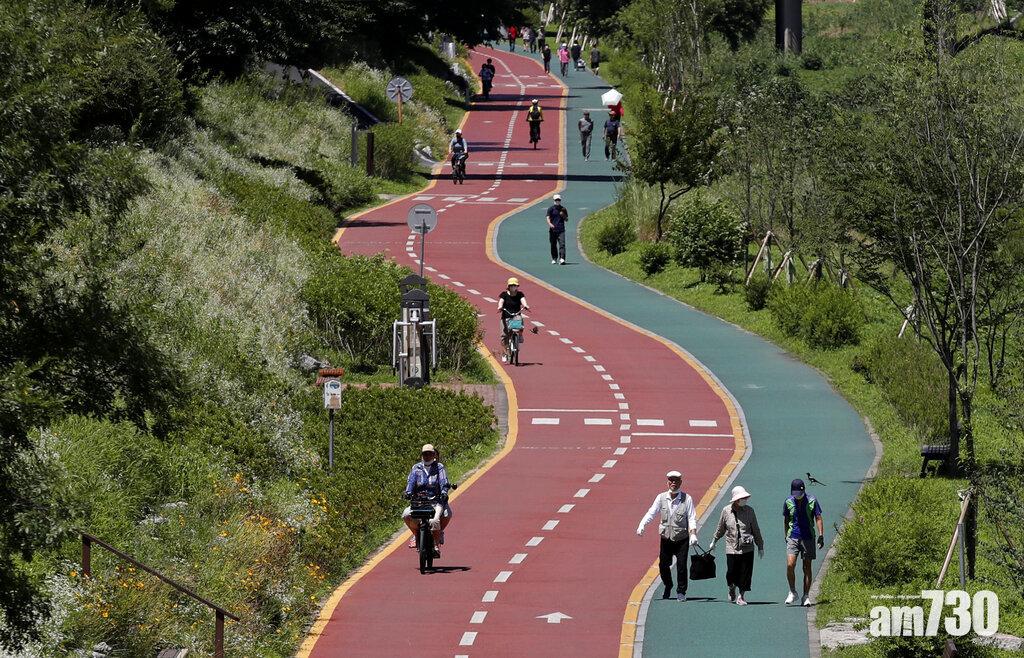 首爾市民到公園舒展身心。(美聯社)