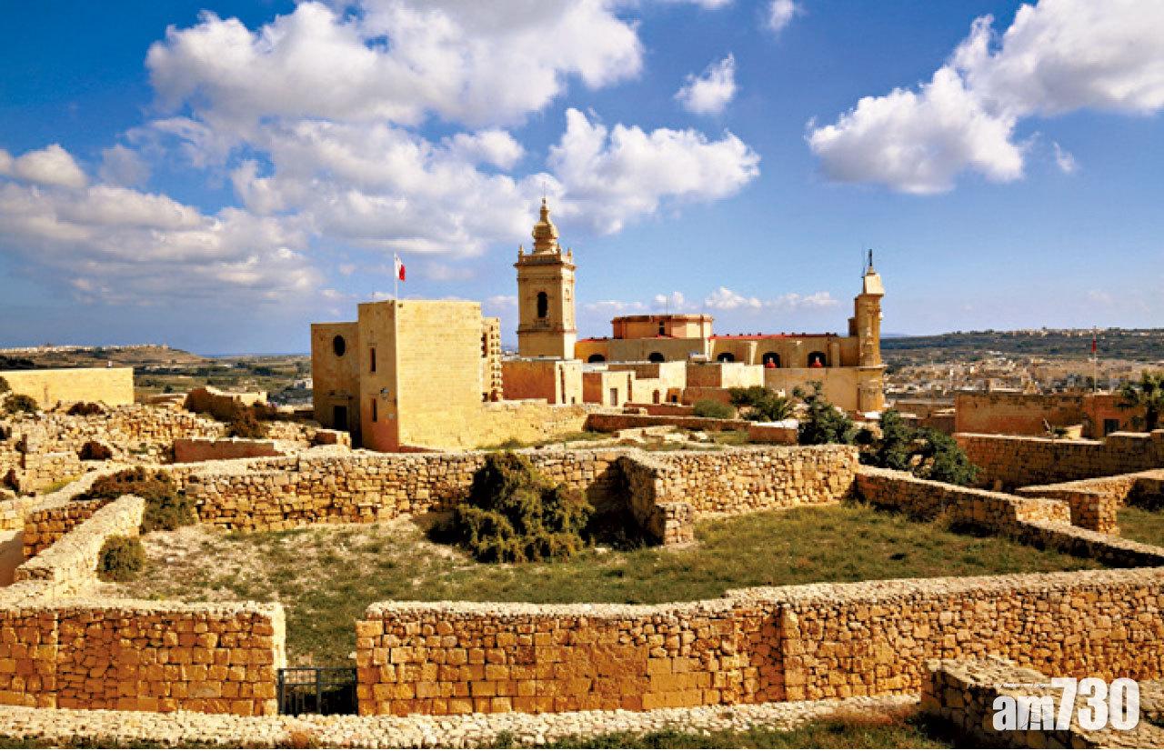 環繞城牆觀賞衛城遺跡。