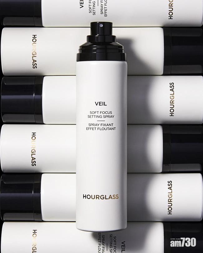 HOURGLASS 柔焦定妝噴霧 $420
輕盈清爽的定妝噴霧,為肌膚增添柔焦效果,能瞬間定妝並柔化瑕疵。極細緻的保濕噴霧彷如無物,能塑造平滑均勻、光感自然的妝效,防水配方讓底妝更貼服。