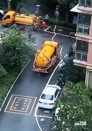 警方用吸糞車在化糞池搜證。(互聯網)