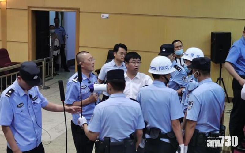 被告其中一名辯護律師與庭警爭執。(互聯網)