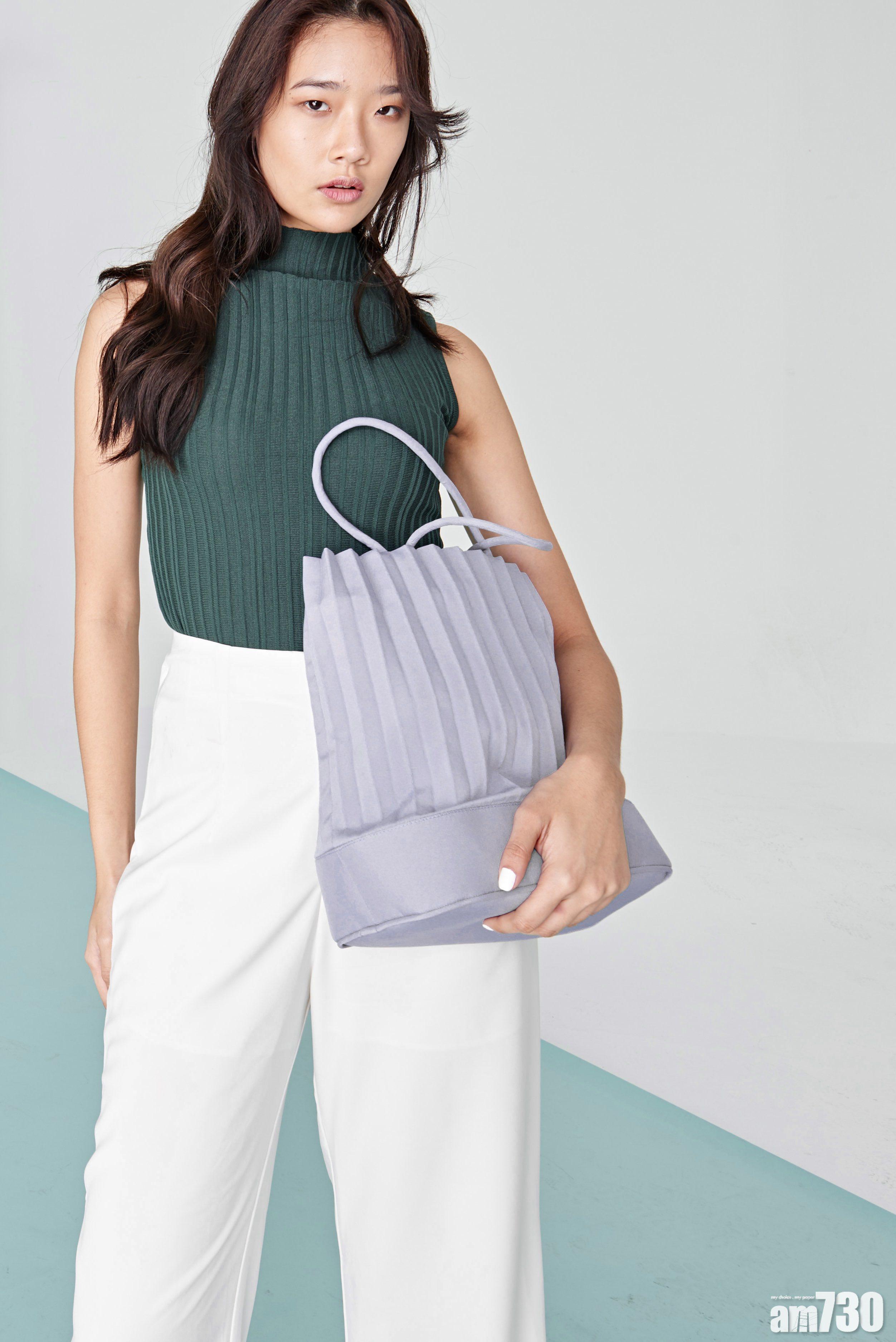 aPacklet系列 
手袋既可手挽又可上肩,容量較大,外出工作都能輕鬆放下手提電腦、ipad和文件等,收工做gym一樣可以應付到。$1,140至$1,380