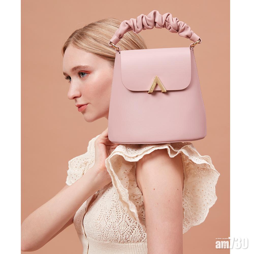 品牌今季為經典的Bell bag換上ruffle手挽,令手袋更見女人味。SCRUNCHY HANDLE BELL SHOULDER BAG $2,080