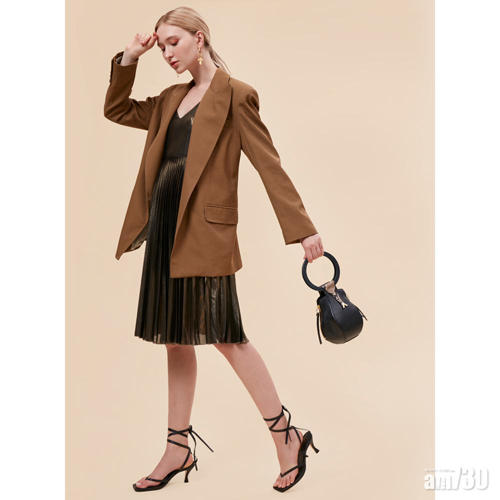 另一款球形輪廓設計的LUCIA BAG,以兩色拼皮組成,配上圓形大手挽,時尚奪目。