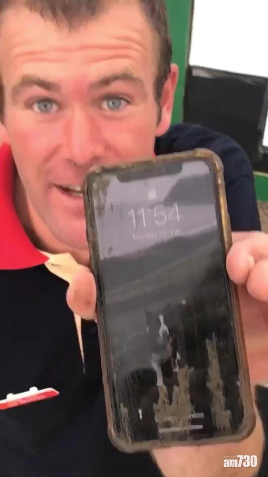 手機被沙泥埋著,連充電端子亦被沙泥堵塞,而電量只剩下3%。