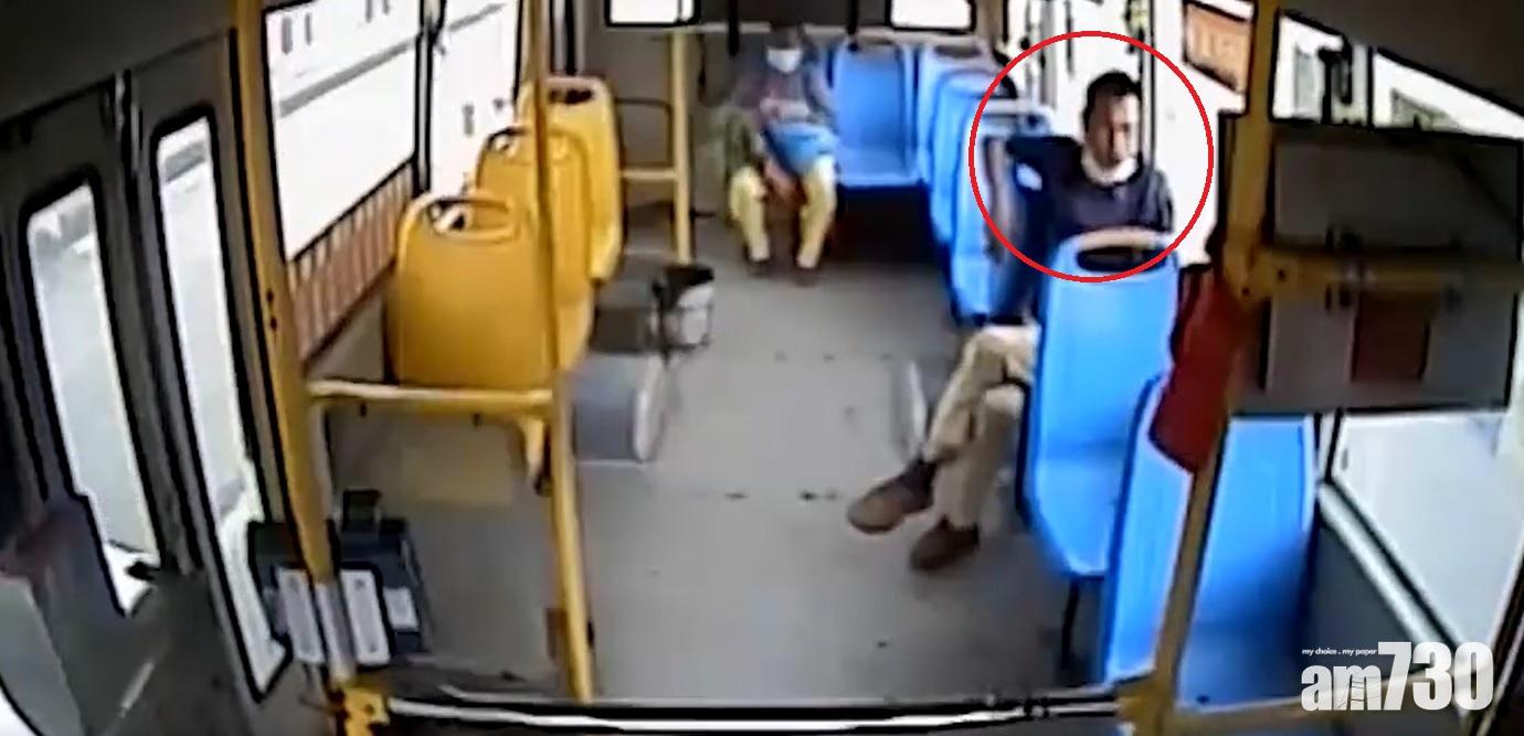 被告(紅圈)上車後一直沒有戴口罩。(互聯網)