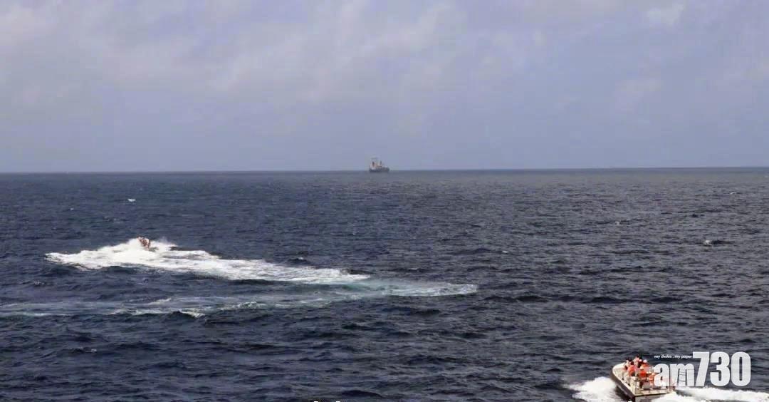 海警快艇追截走私客。(互聯網)