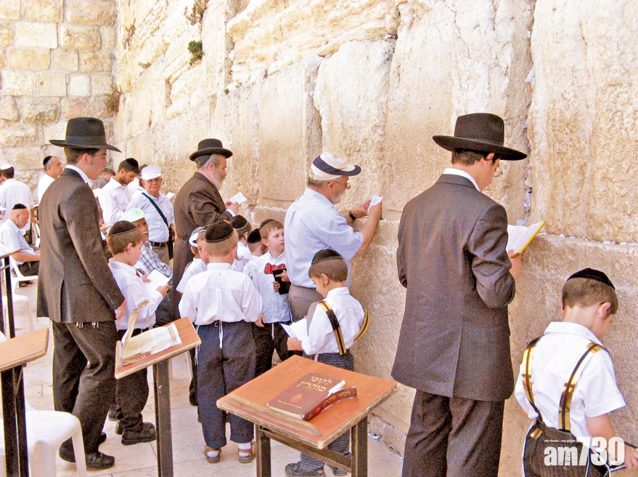 每天有大量猶太教徒面向哭牆誠心禱告。