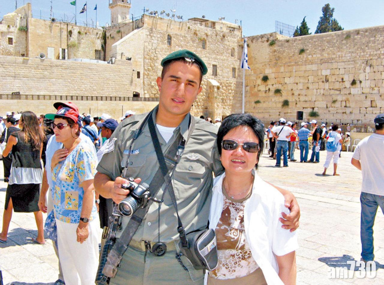 以色列士兵慣與遊客開心合照,零隔膜。