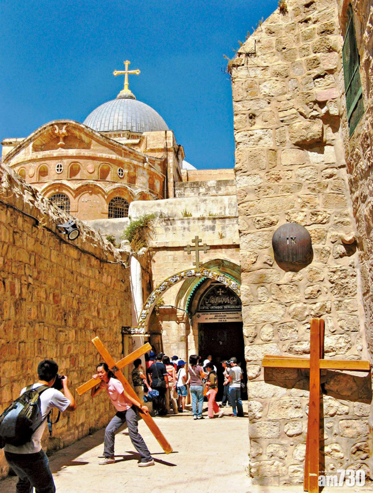 教徒嘗試體驗耶穌背起十字架的苦況。