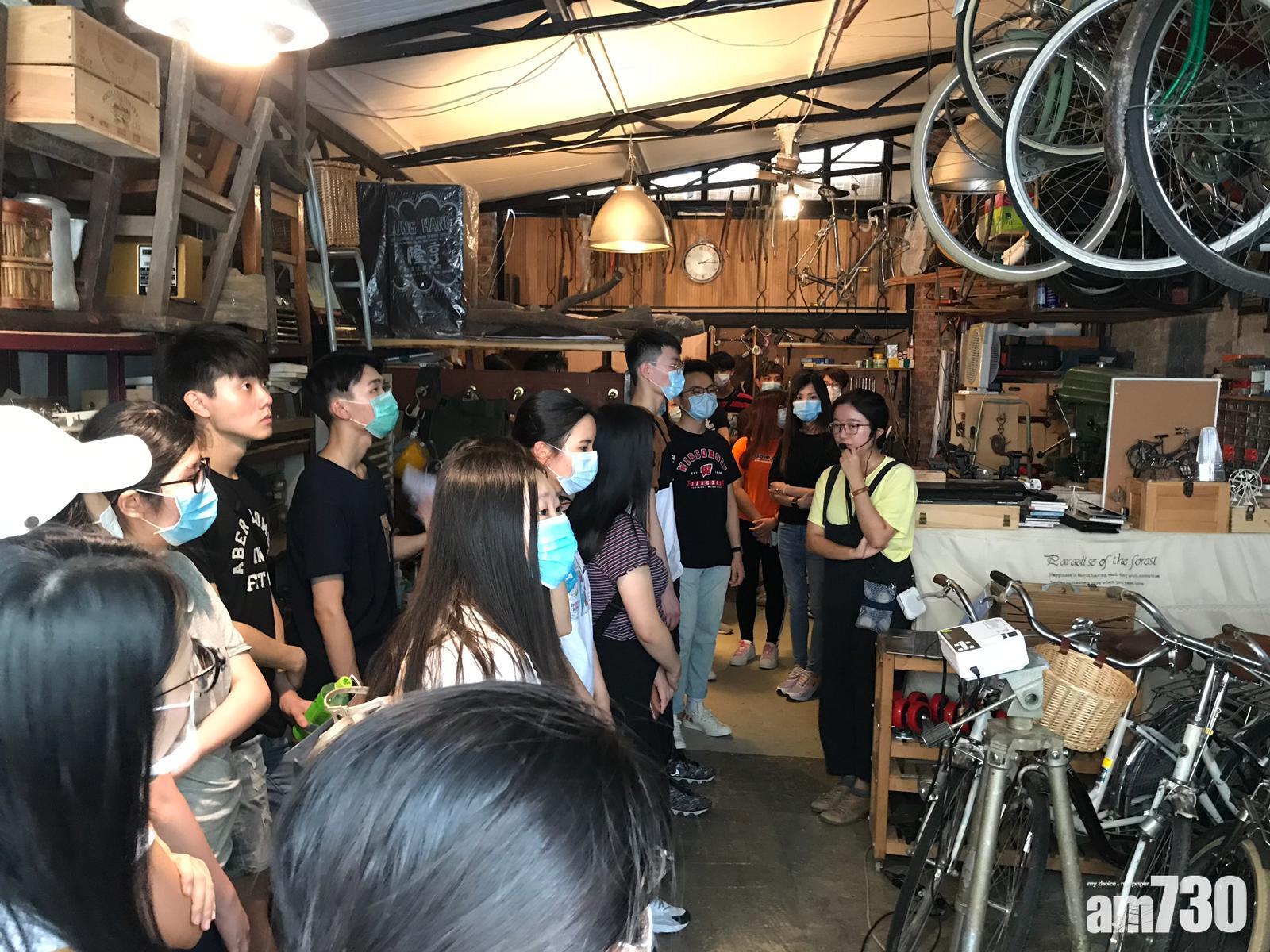 疫情前安排實習學生採訪社福機構及社企 。(相片由作者提供)