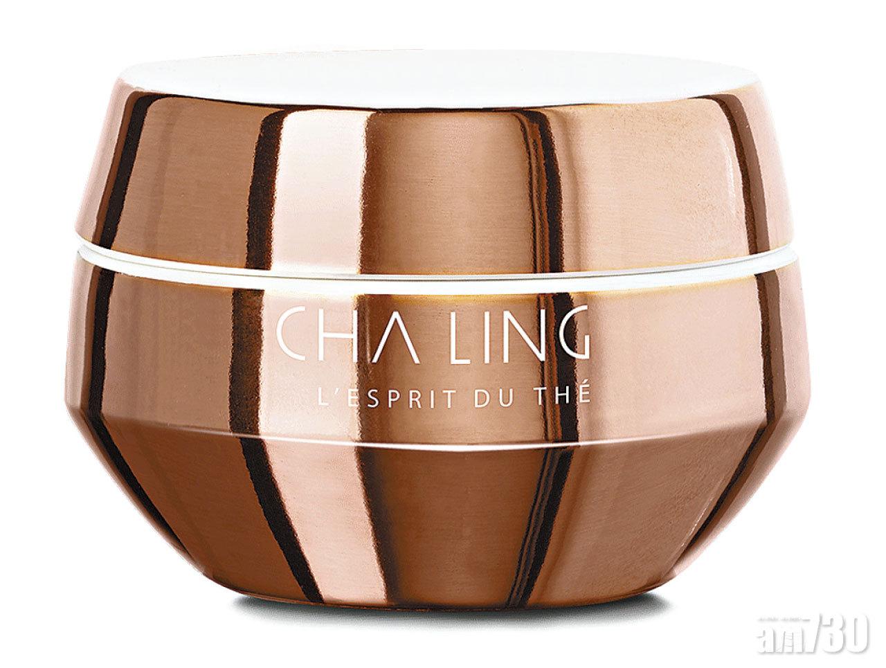 The Cream極緻御齡面霜 $2,600 (a)
選用具有機認證的普洱陳茶,內含豐富的排濁分子,配合嶄新的重組技術,萃取出多種抗氧多酚,幫助擊退引致衰老的侵害,讓肌膚重塑具彈性的年輕亮肌。