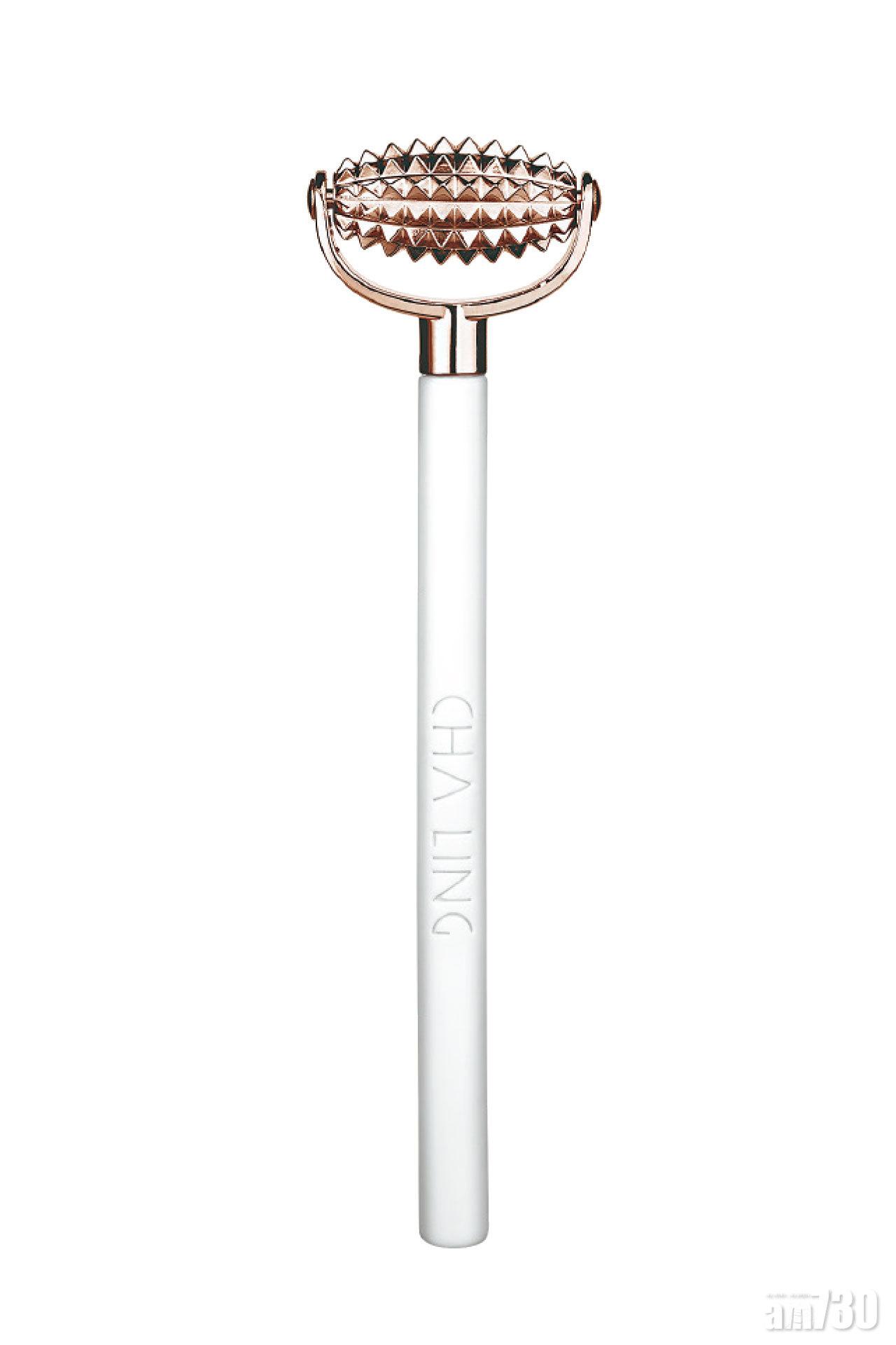 面部輪廓塑型摩棒 $315 (a)
以鋅製成的按摩棒,齒輪式的滾珠設計,帶來120個接觸點,有助促進肌膚微循環,塑造緊緻的面部輪廓和幼嫩膚質,幫助肌膚回復柔軟Q彈細緻。