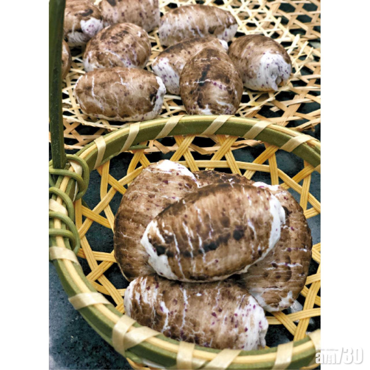 100%純「手工小芋酥」以潮式月餅的做法製作,入面用上真正的芋頭焗香後打成茸,再包入鹹蛋黃,QQ的芋茸充滿芋香,每粒包得活像一粒真正的小芋頭,可愛又美味。早鳥價 $238(原價$268)