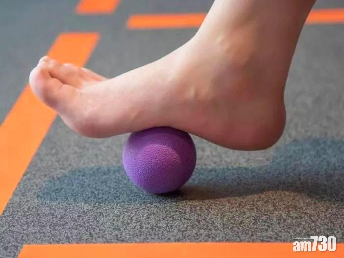 初期可先以軟網球,放在腳底畫圓輕踩3至5分鐘,習慣後就可用較硬的球作深層按摩。(互聯網圖片)
