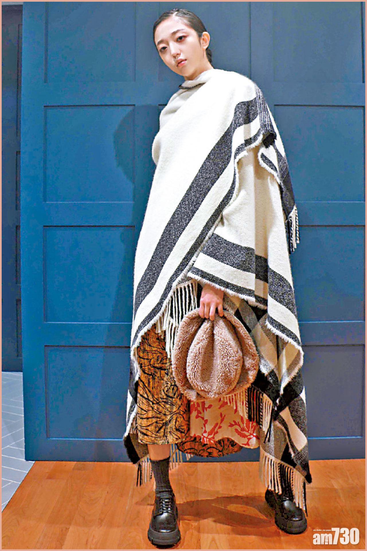 杏色條紋流蘇大披肩 $5,380 (c)