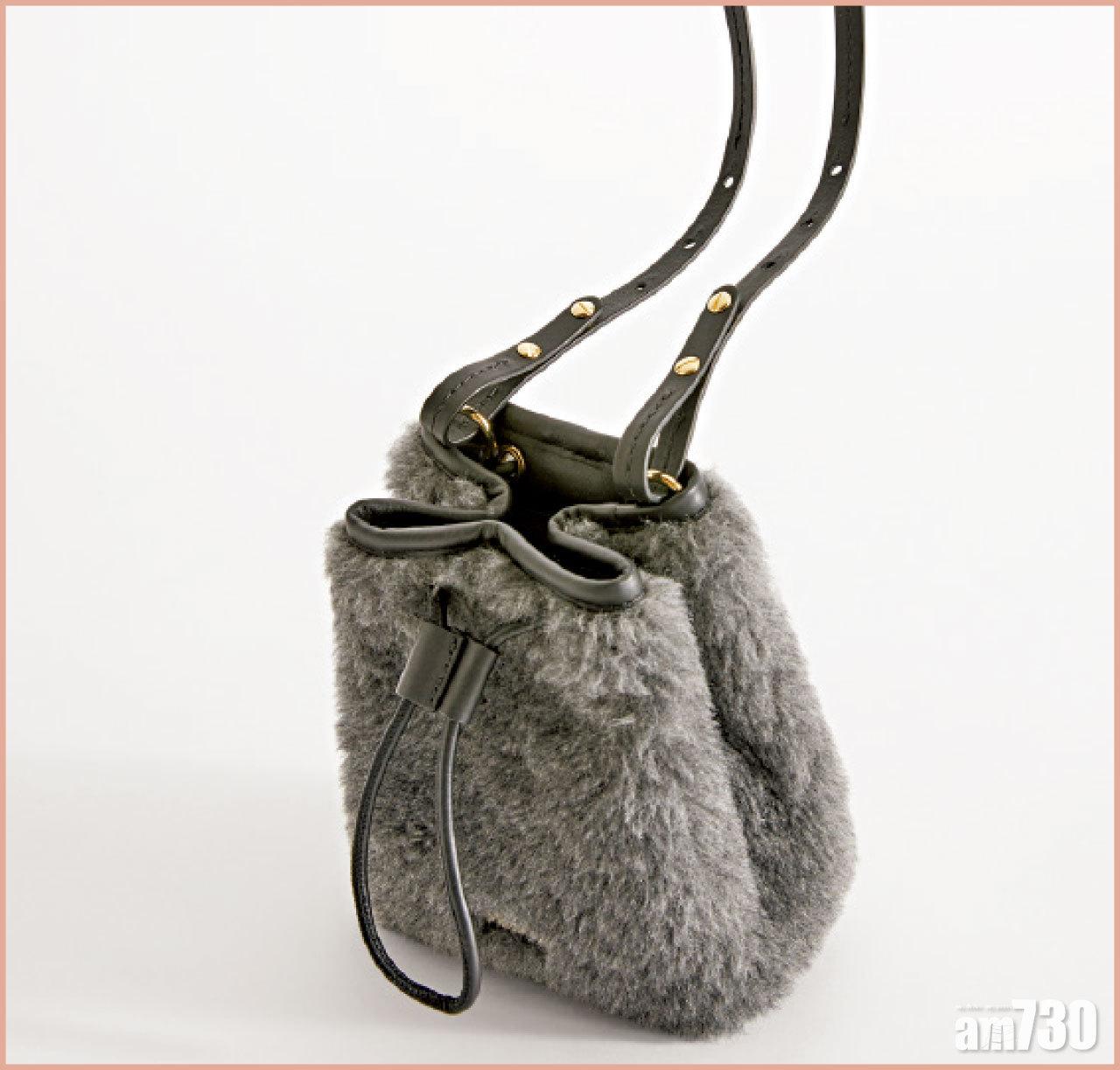 灰色毛毛水桶包 $4,380 (a)