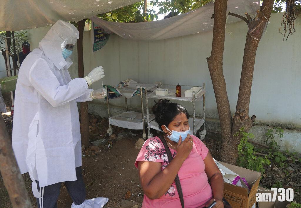 海德拉巴防疫人員替民眾採樣做檢測。(美聯社)