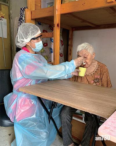 懷著關懷的心、穿上全副保護裝束,靈實全護通的護理人員上門照顧長者。