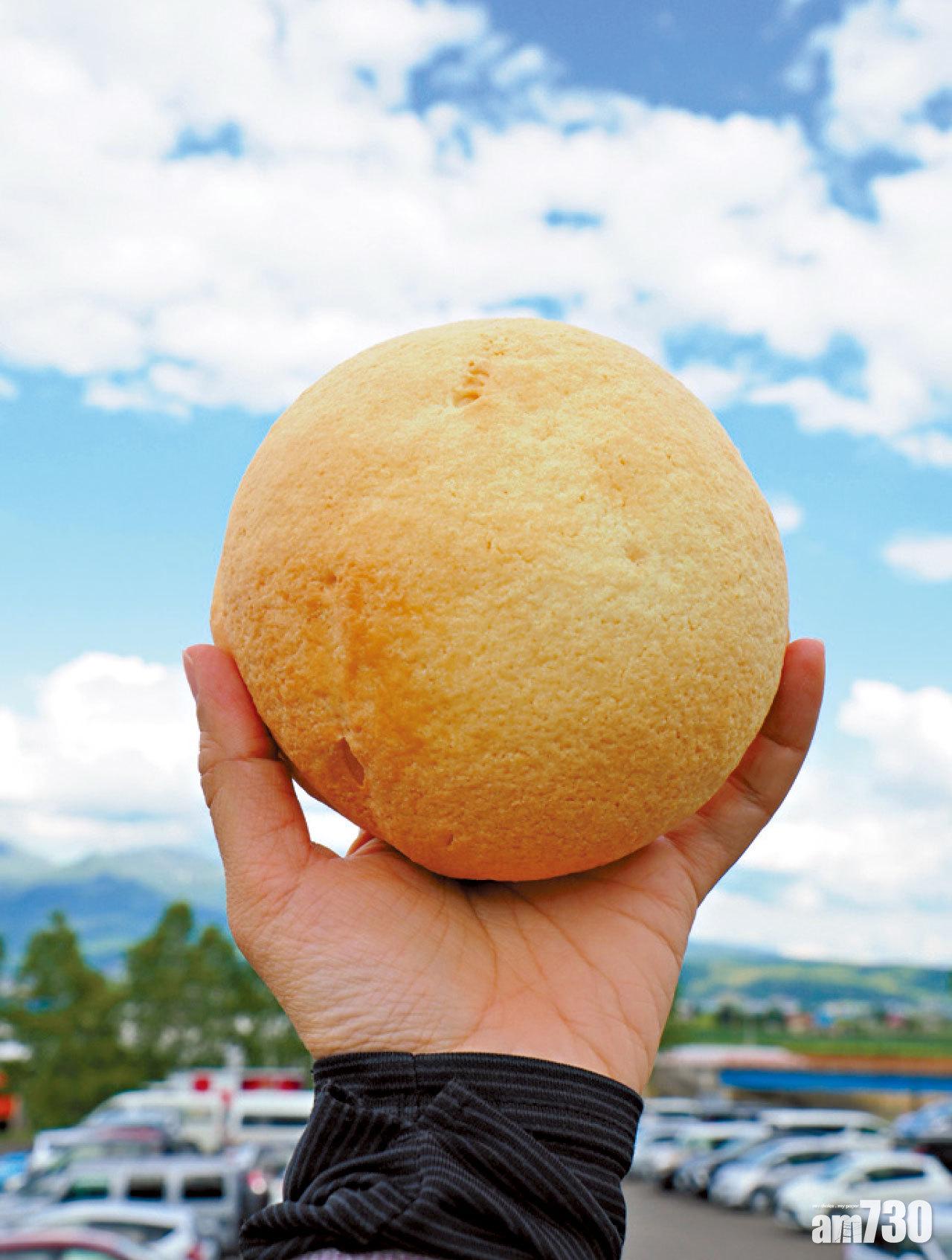 蜜瓜包,軟綿麵包面層鬆脆,內餡是香甜的蜜瓜忌廉。¥270