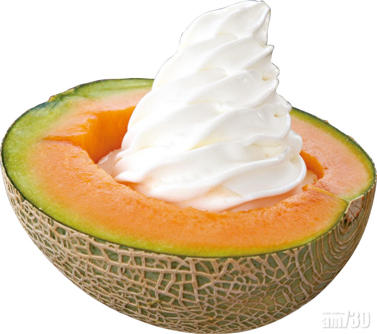 蜜瓜雪糕,原個切開一半,加上道產牛乳雪糕。¥1,550/半個