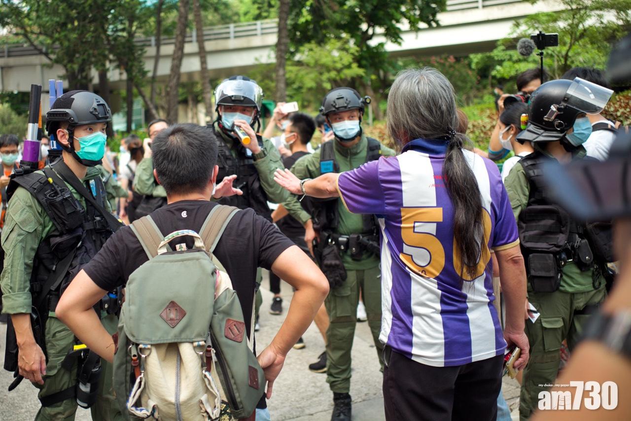 長毛梁國雄及其他社民連成員被警方截停搜查。(莊振邦攝)