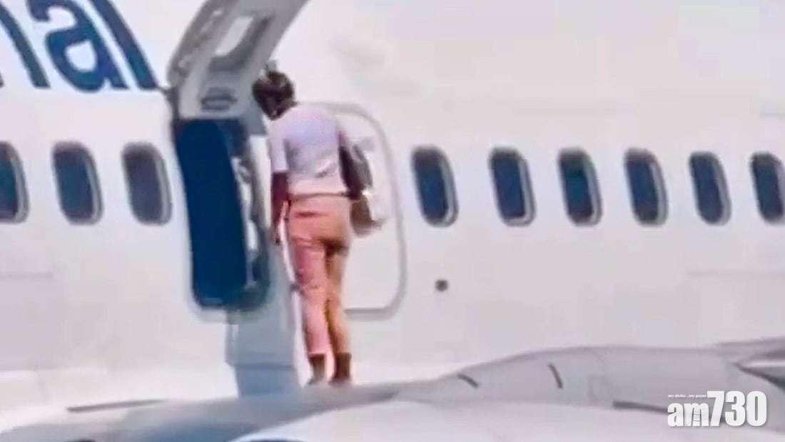 女子回到機艙。(互聯網)