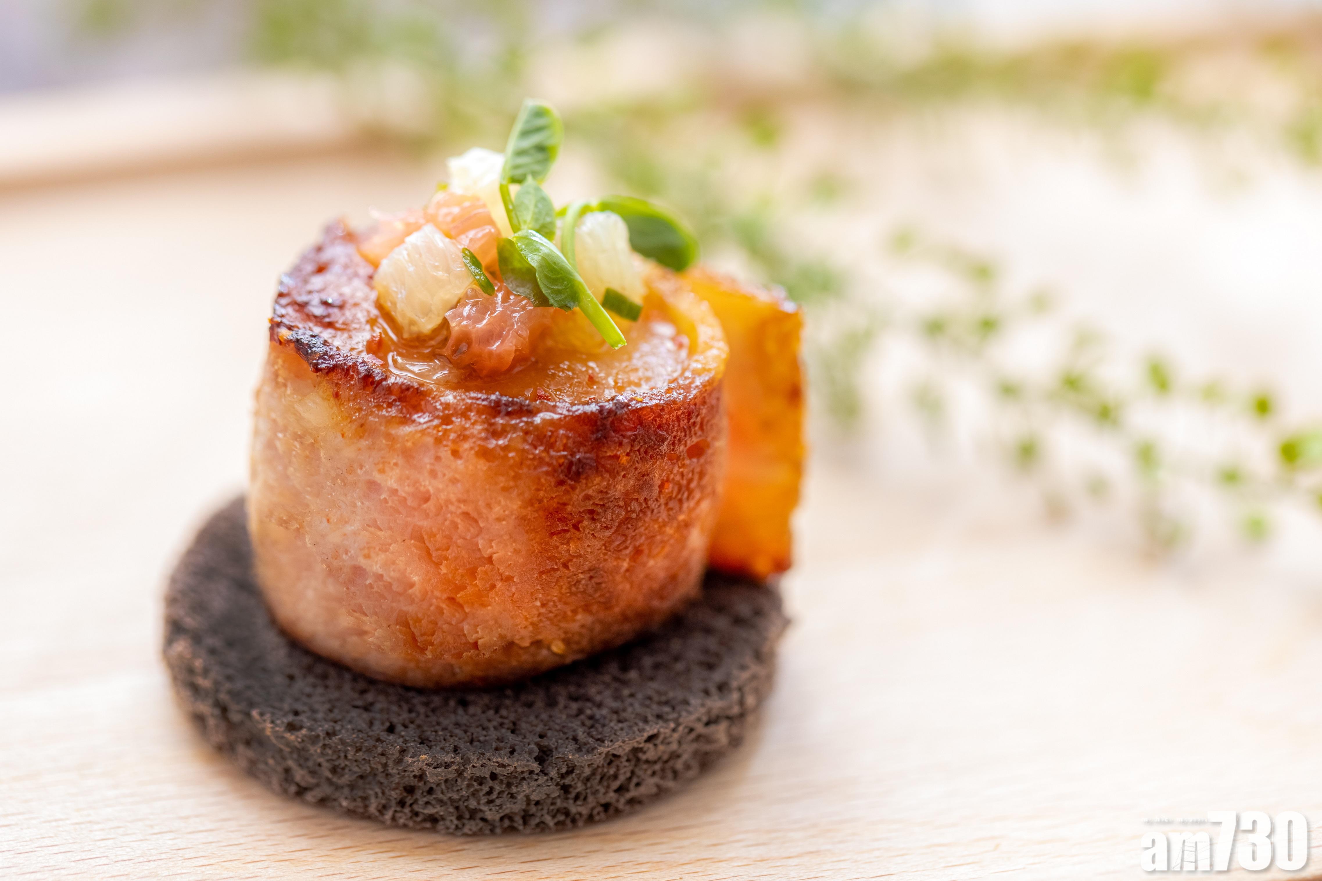 香草煙肉帶子卷
這一道鹹點絕對是開胃之選。豐腴的深海帶子略煎過後再被裹以香脆煙肉,再綴以柑橘及小茴香,風味濃郁滋味。