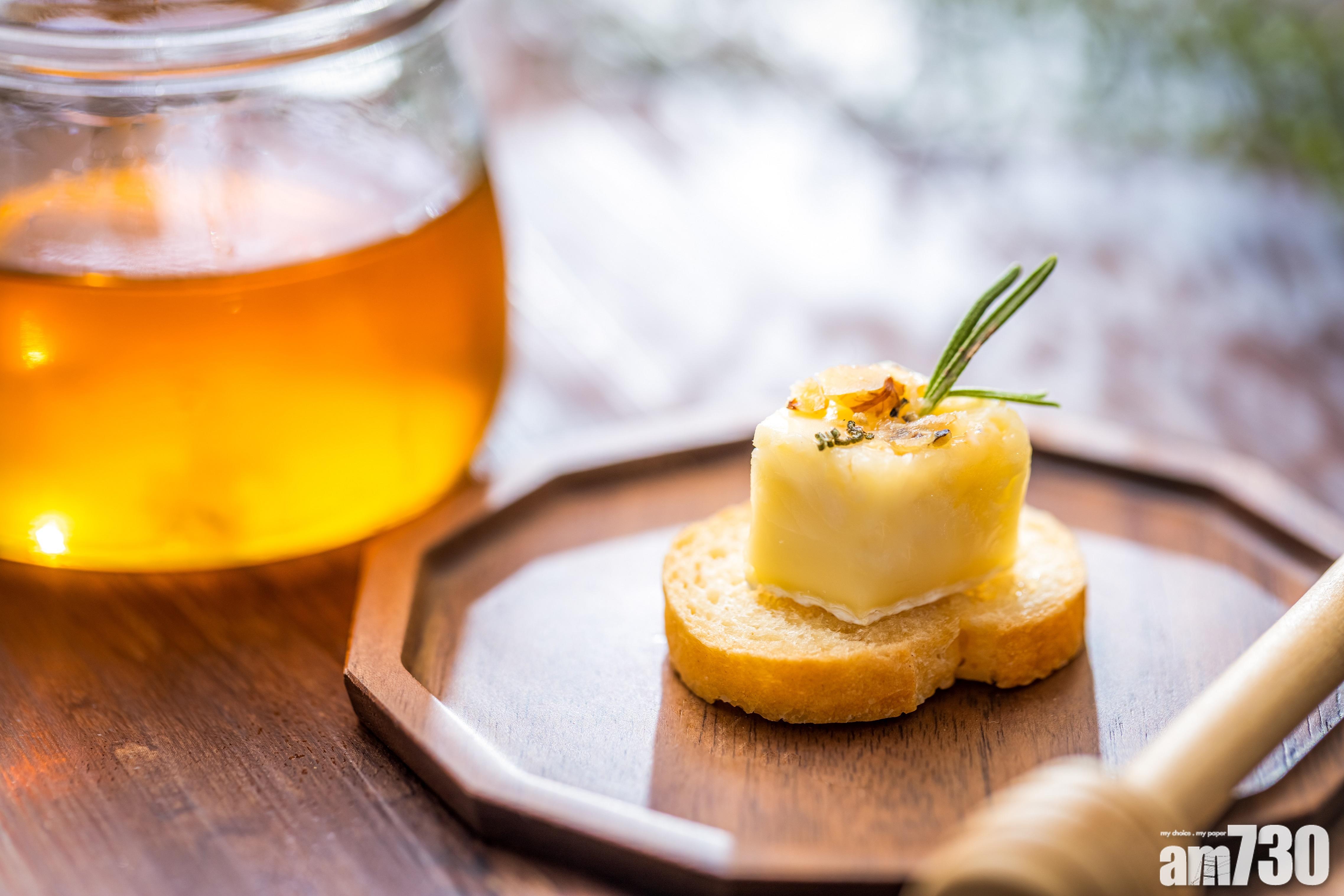 蜂糖布里多士
有法國「芝士之王」美譽的布里芝士,由全脂奶發酵製成,味道濃厚質感柔軟,與多士的鬆脆口感相映成趣。芝士上再綴上甜香的本地龍眼蜜及新鮮迷迭香,叫人耳目一新。