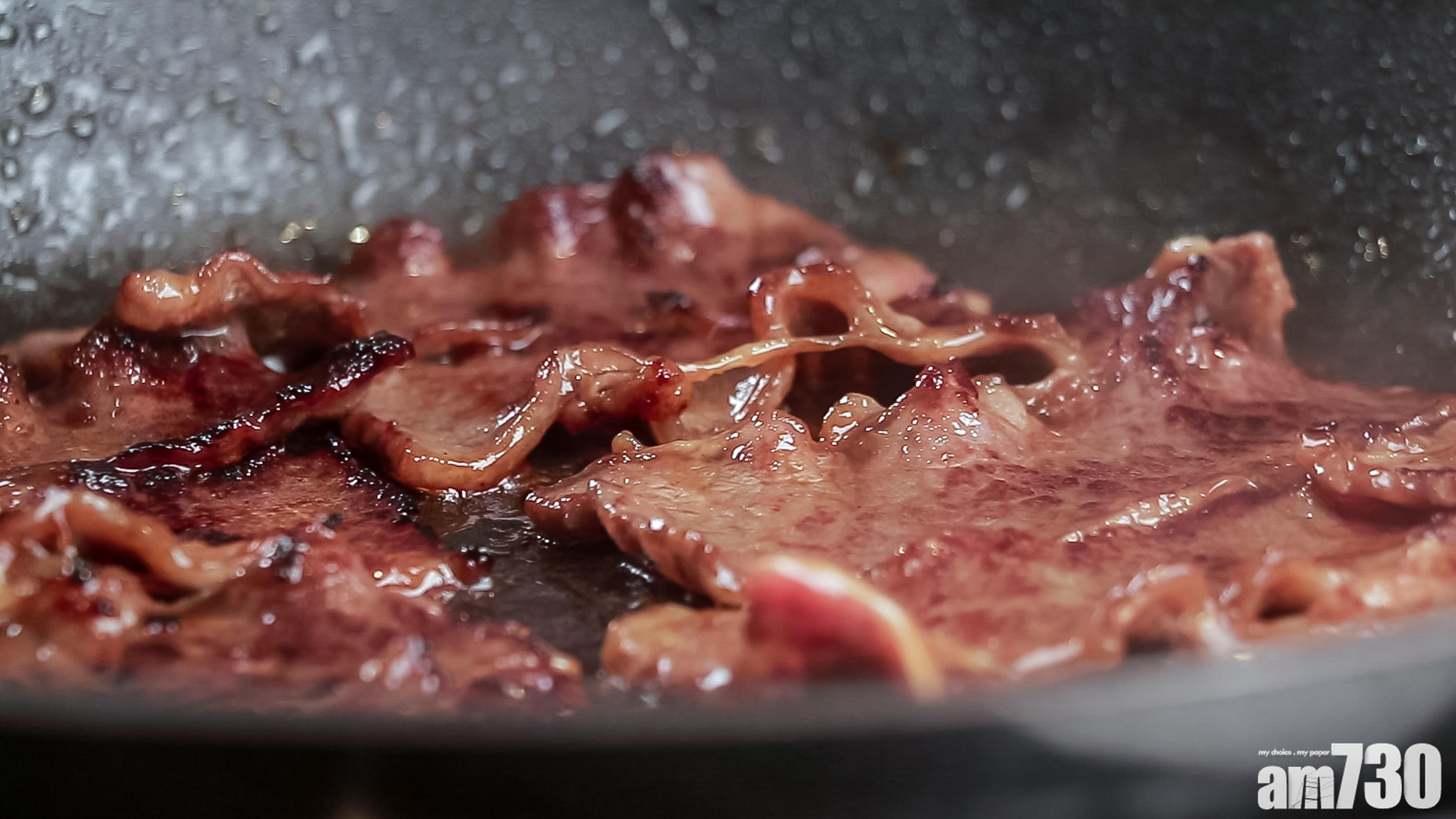 3. 熱鍋下油放入牛小排,煎至兩面金黃色後取出