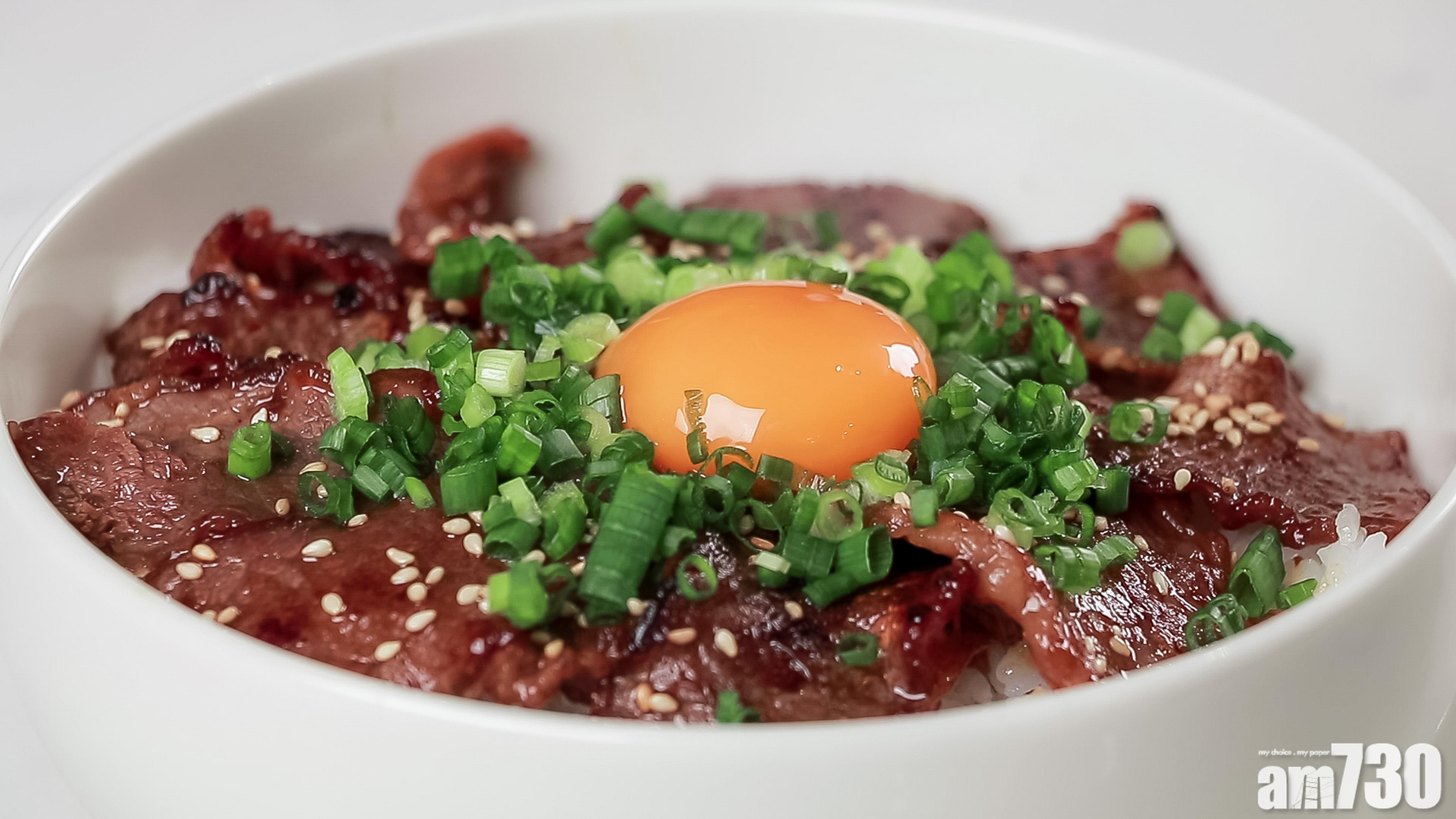 4. 碗內放入白飯,分別放上牛小排、熟白芝麻及蛋黃,最後灑上蔥花即成