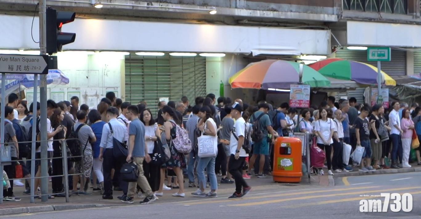 裕民坊臨時小巴站過去欠缺清晰候車線,繁忙時間候車時易生混亂。
