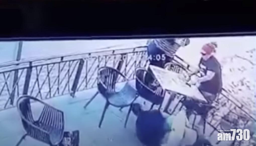 蘇古與施襲擊在地上扭打。