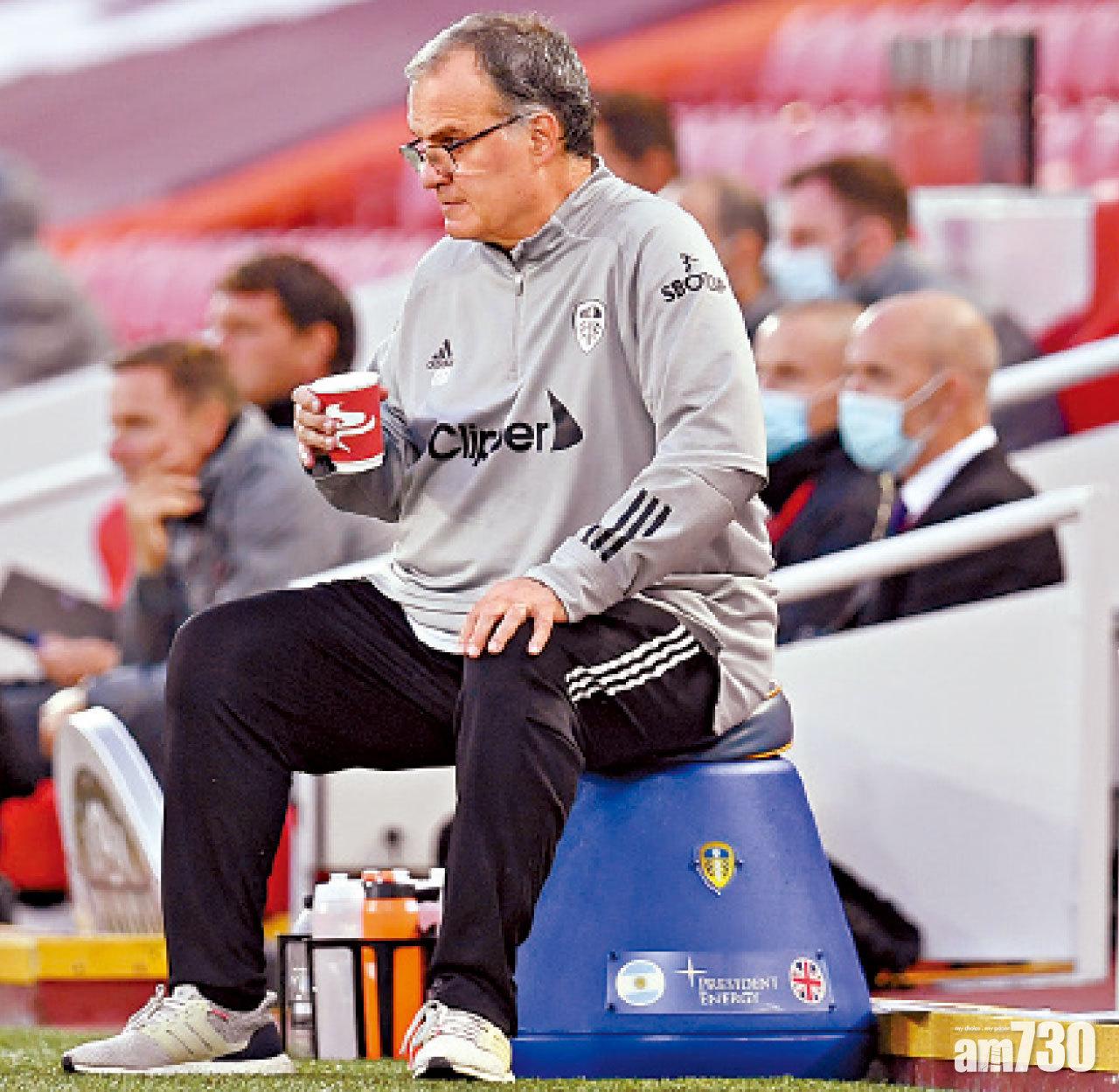 比爾沙愛坐桶狀物或膠箱督師。