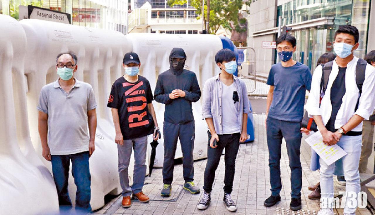 部分被拘者家屬昨到警總報案。(林俊源攝)