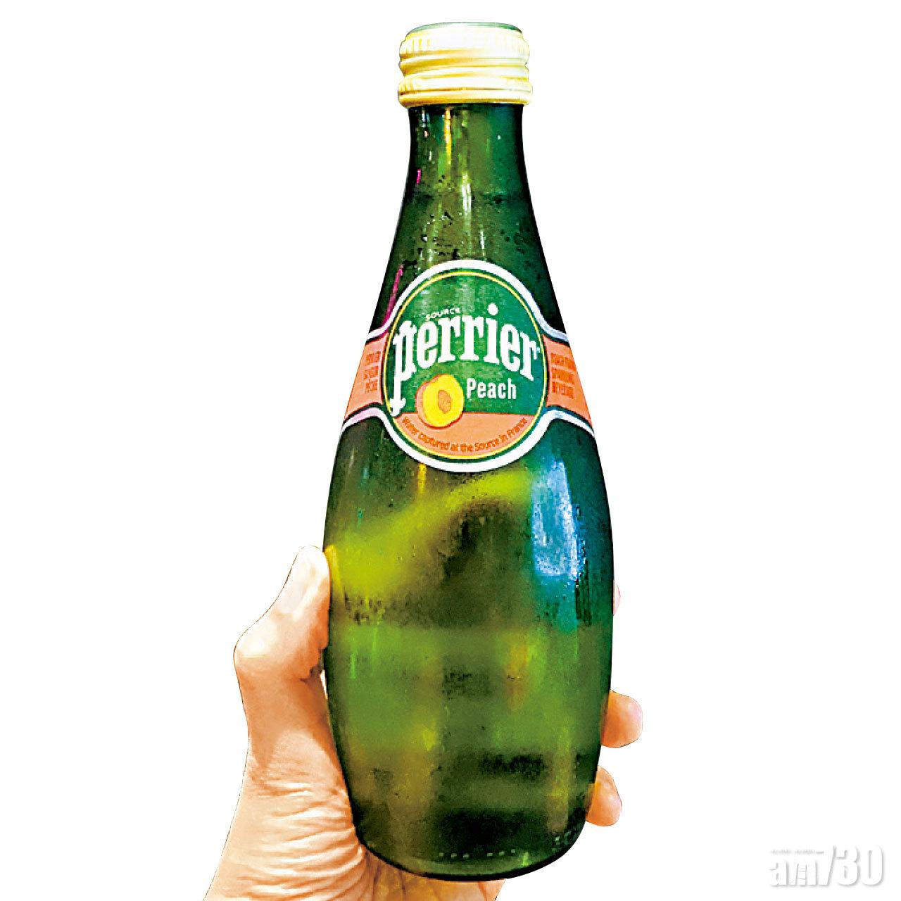 飲品種類也極「殗尖」,一貫汽水啤酒外,更有本地全天然鮮果汁、冷泡茶、冷泡咖啡、蘋果氣酒,更首度引入果味Perrier,圖中為蜜桃口味,另外有本地精品雪糕及蛋奶素雪葩作甜品。