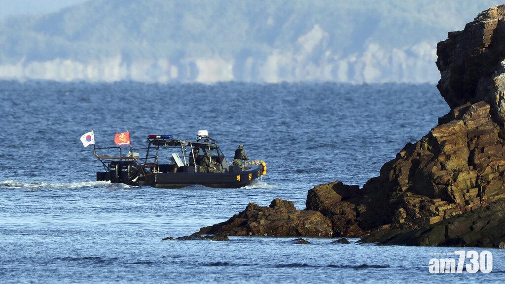 南韓軍方周日在延坪島水域巡邏。(美聯社)