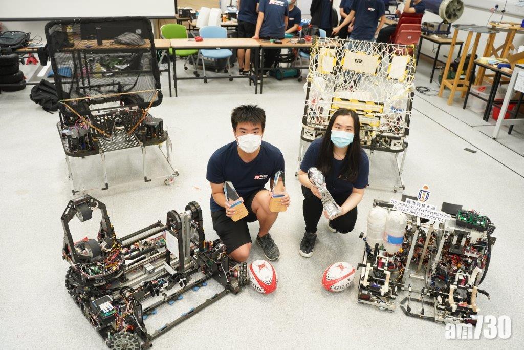 「徑龍」隊長姚卓(右)坦言,為了備戰全港大專生機械人大賽2020,特意熟習七人欖球的玩法及策略。