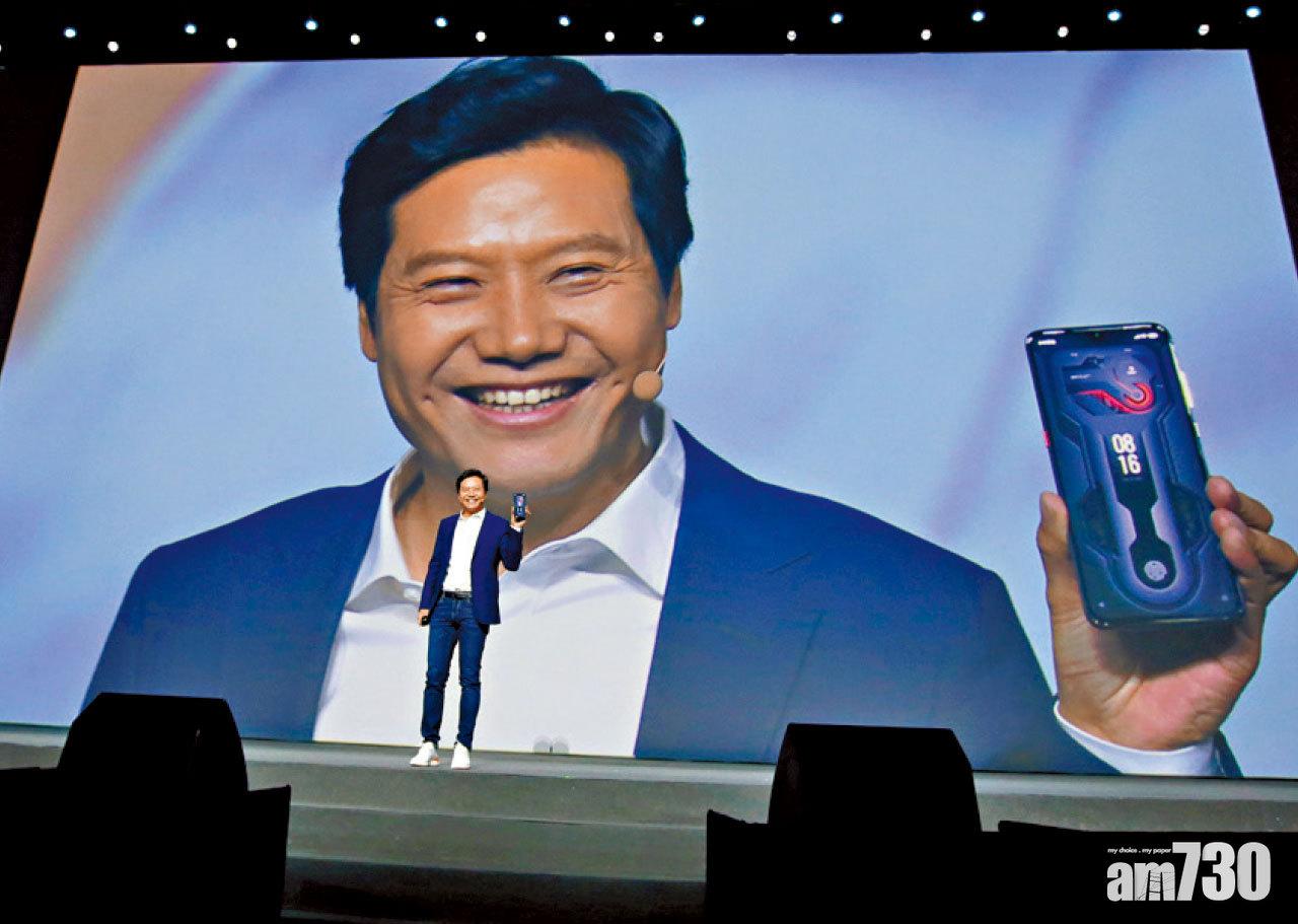 小米染藍,股價又漲,董事長雷軍飲得杯落。(資料圖片)