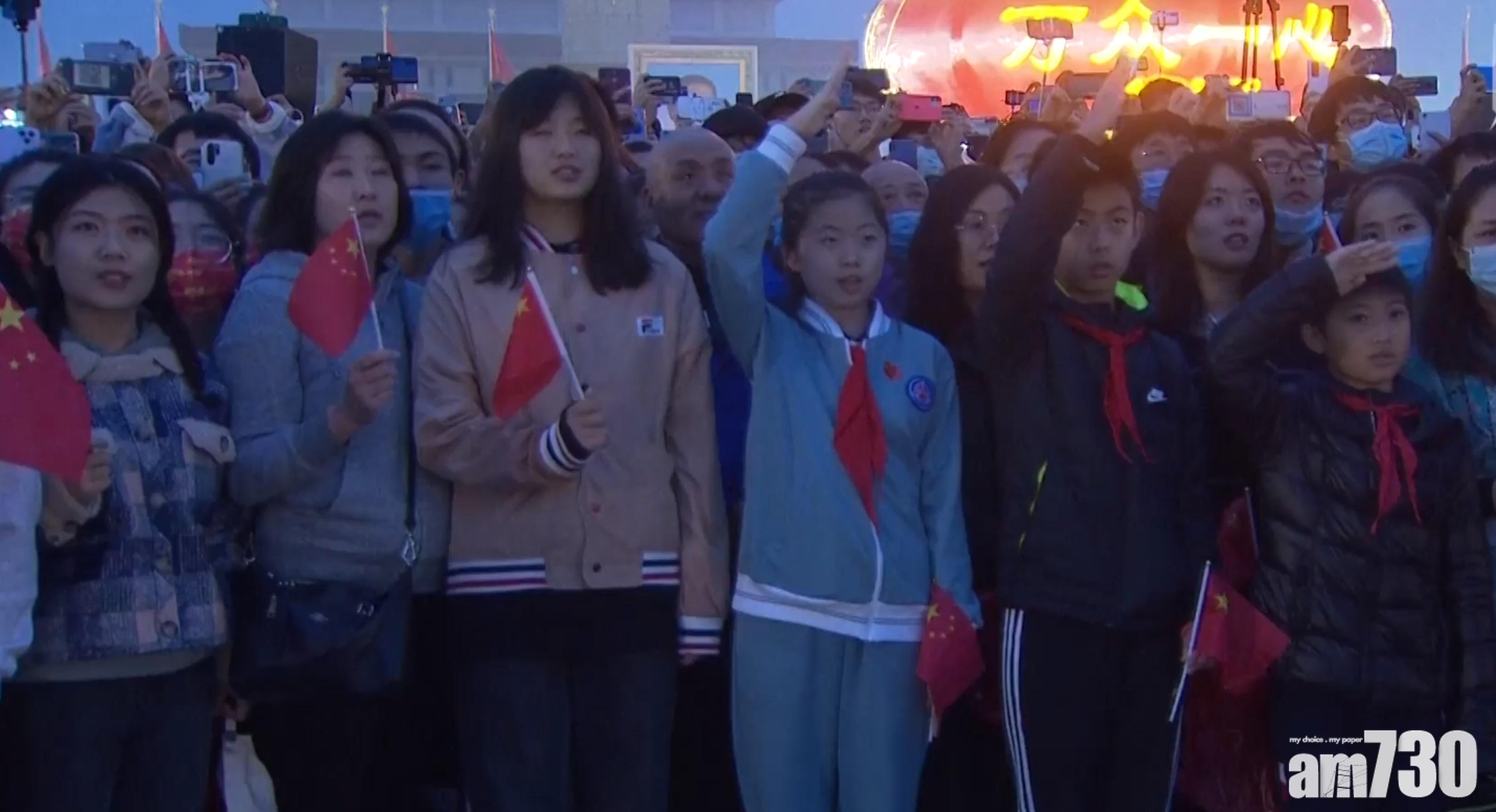 現場部分圍觀市民無戴口罩。(港台截圖)