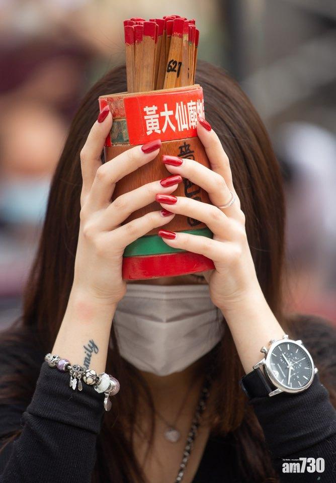 善信誠心參拜。(蘇文傑攝)